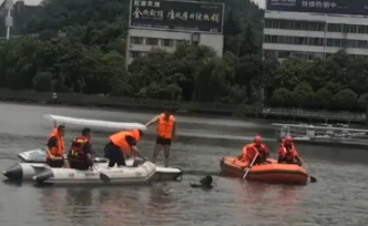 安顺大巴车冲进水库，17名潜水员赴现场救援