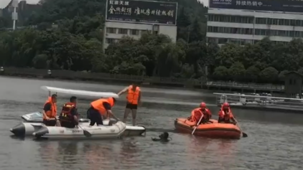 安顺大巴车冲进水库，17名潜水员赴现场救援