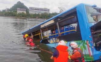 贵州安顺坠河公交车已被打捞上岸，当地消防正在搜救落水人员