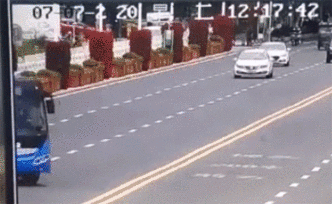 安顺公交车冲入水库瞬间监控视频：低速行驶40秒后横穿车道