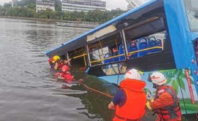 目擊者講述安順公交車救援現(xiàn)場，醫(yī)院稱傷者情況平穩(wěn)
