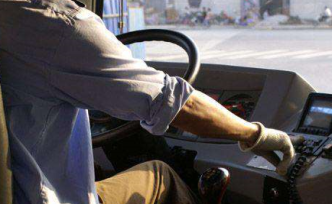 北京一乘客与公交车司机抢夺方向盘，已被刑拘
