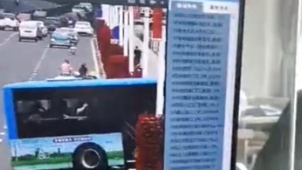 安顺公交车冲入水库瞬间监控视频：低速行驶40秒后横穿车道