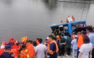贵州安顺：坠湖公交车救出18人中已有2人遇难