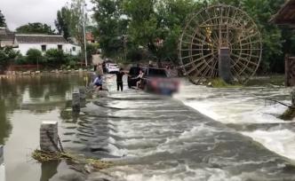 宜城一皮卡车强过漫水桥，被水流冲至一边险落水