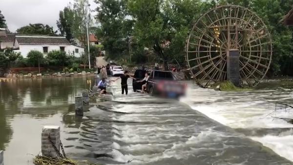 宜城一皮卡车强过漫水桥，被水流冲至一边险落水