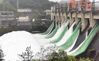 直擊新安江水庫泄洪：碧水出閘，水霧沖天