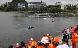 最新：安顺公交车坠湖事件已致21死15伤