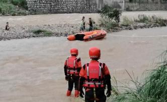 3男子带一小孩玩皮划艇被困孤岛，消防急流牵引营救