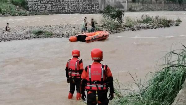 3男子带一小孩玩皮划艇被困孤岛，消防急流牵引营救