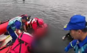 安顺公交车坠湖事件21人死亡，救援队：死者中有未成年人
