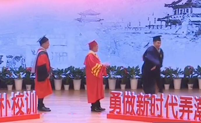 畢業(yè)生領證書時在校長面前跳街舞：用熱愛的事給大學畫上句號