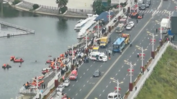 安顺公交车坠湖，搜救出36人21人遇难