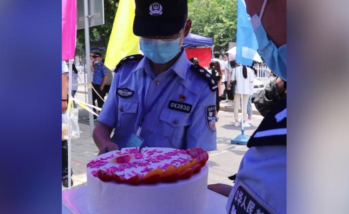 執勤民警在考點過生日,給考生分蛋糕送祝福