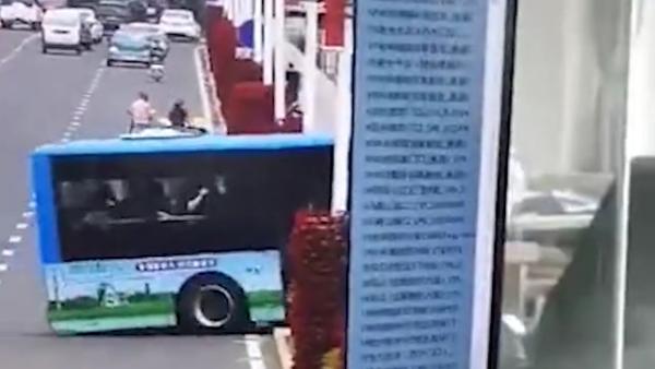 公安部副部长赴贵州指导公交车坠湖调查