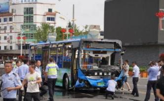 贵州安顺公交坠湖事件驾驶员死亡，已驾驶2路公交车20余年