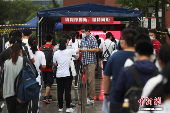 特殊之年的高考：家长“隔空”送考，疫情写入考题 爱给网