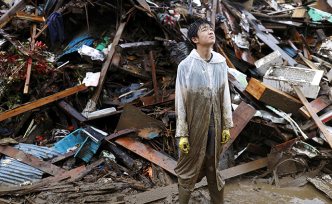 早安·世界｜日本九州地区暴雨已致57人死亡，居民清理废墟