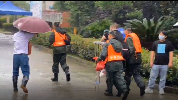 安徽歙县考生行动不便，被三名武警战士背入考场