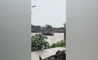 上饶一砂石船撞上大桥，大桥梁板被挂断坠河