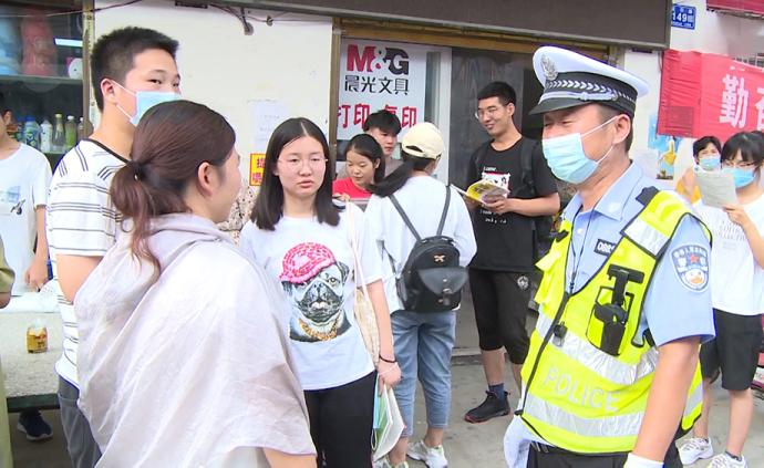 交警护考十年，今天他陪女儿高考