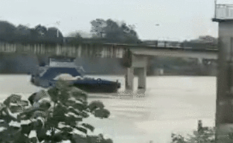 视频｜江西鄱阳县砂石船撞断大桥致梁板塌落在船上，暂无伤亡