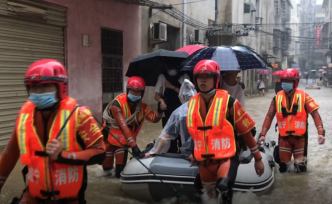 湖北咸宁暴雨：7名高考生被困，消防紧急送考