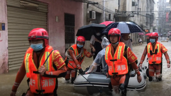 湖北咸宁暴雨：7名高考生被困，消防紧急送考