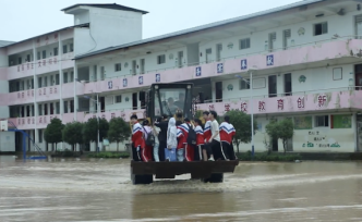 400余师生被困洪水，消防调来挖掘机转移