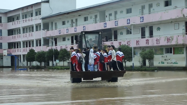 400余师生被困洪水，消防调来挖掘机转移
