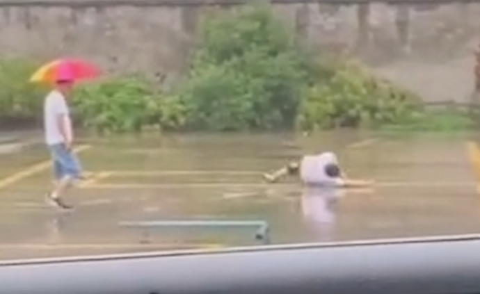 驾校学员疑因压力太大，雨中地上打滚