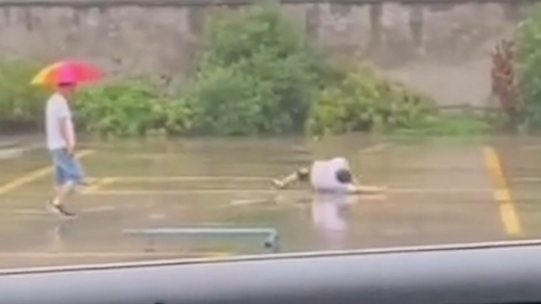 驾校学员疑因压力太大，雨中地上打滚