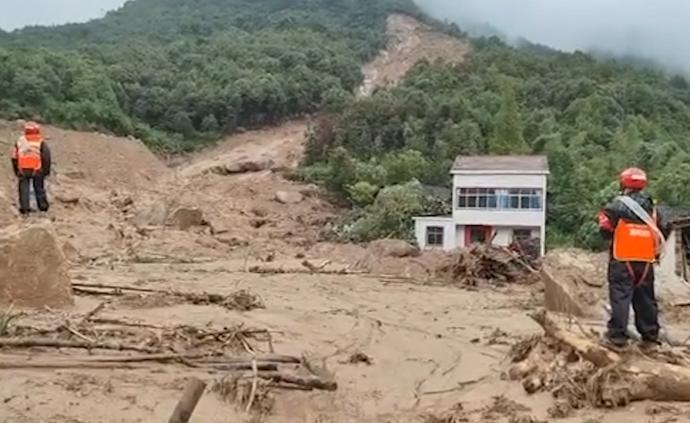現(xiàn)場(chǎng)畫(huà)面曝光!黃梅山體滑坡9人被埋,救援人員正搜救