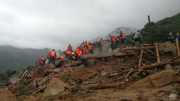 湖北黄梅县滑坡区域呈倒V字型，直击救援现场