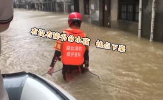高考生被洪水围困，消防划船喊话营救“读书的快下来”