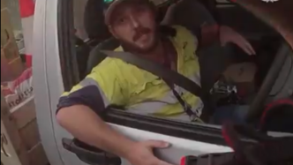 惊险！澳洲小伙高速驾车时，被毒蛇缠腿