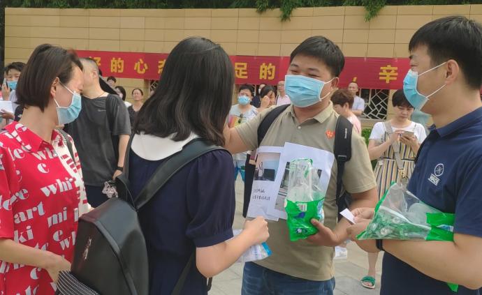 班主任考点前发薄荷糖：每人3颗文综300分