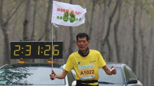 人生的最后四年，他跑完了61场马拉松