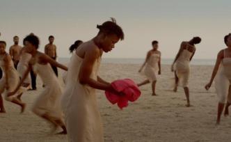 海滩上的《春之祭》！38位非洲舞者让皮娜的经典复活