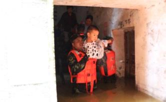 湖北赤壁市出現(xiàn)內(nèi)澇,當(dāng)?shù)匚渚俦o急轉(zhuǎn)移受困群眾