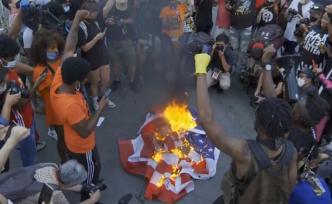 美国独立日，示威者在特朗普大厦前焚烧国旗