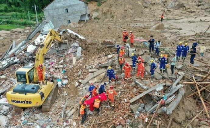黃梅山體滑坡9人被埋,村書記:此前從未發生