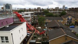 伦敦20米高起重机倒塌，砸中民宅致1死4伤