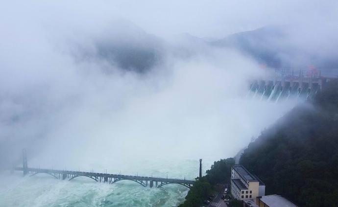 新安江水库9孔泄洪，建德城区航拍景象