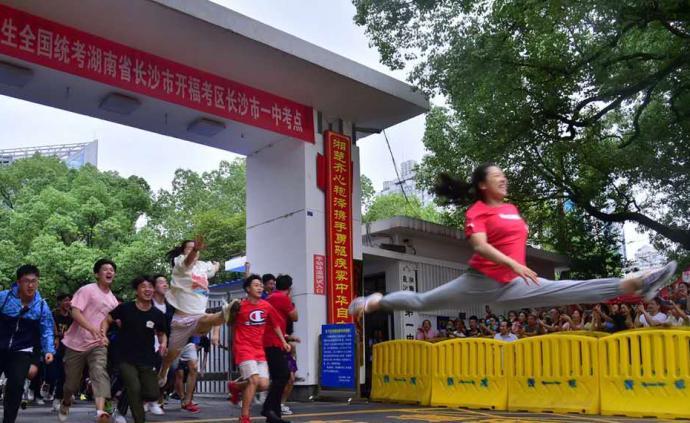 开心到劈叉！高考结束考生一字马冲出考场