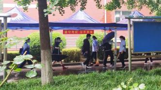 北京高考第三天迎来降雨，考点雨廊派上用场了