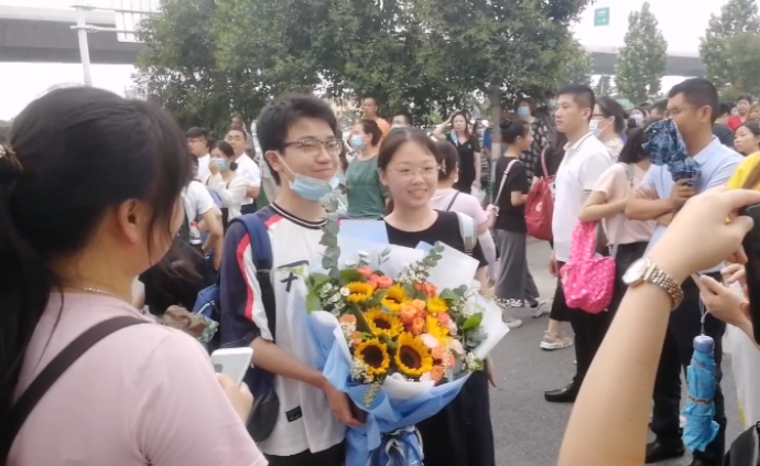 考生母親準備鮮花,一束給女兒一束給老師