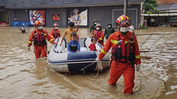 云南暴雨致村民被困，消防携橡皮艇救援7人