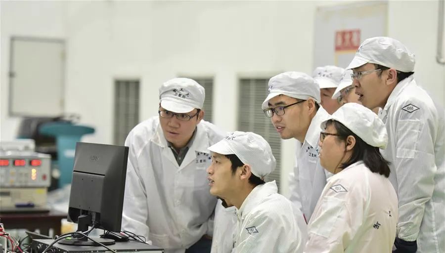 哈尔滨工业大学紫丁香学生微纳卫星团队工作照