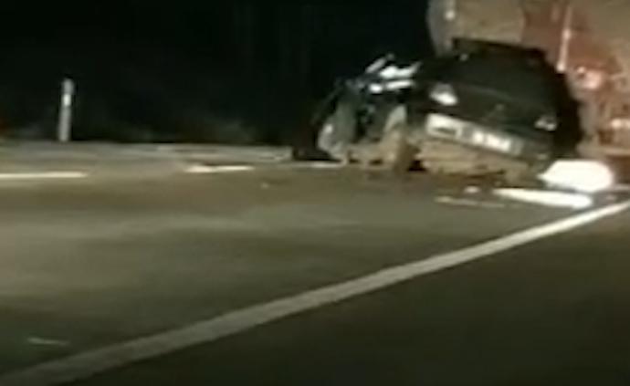 村主任:學生偷拿家里鑰匙開車,撞車事故5人亡